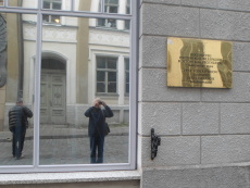 У здания российского посольства в Таллинне